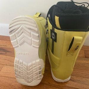 Women’s snowboard boots-size 6